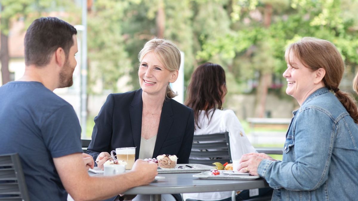 Drei Mitarbeitende unterhalten sich bei der Kaffeepause im Personalrestaurant