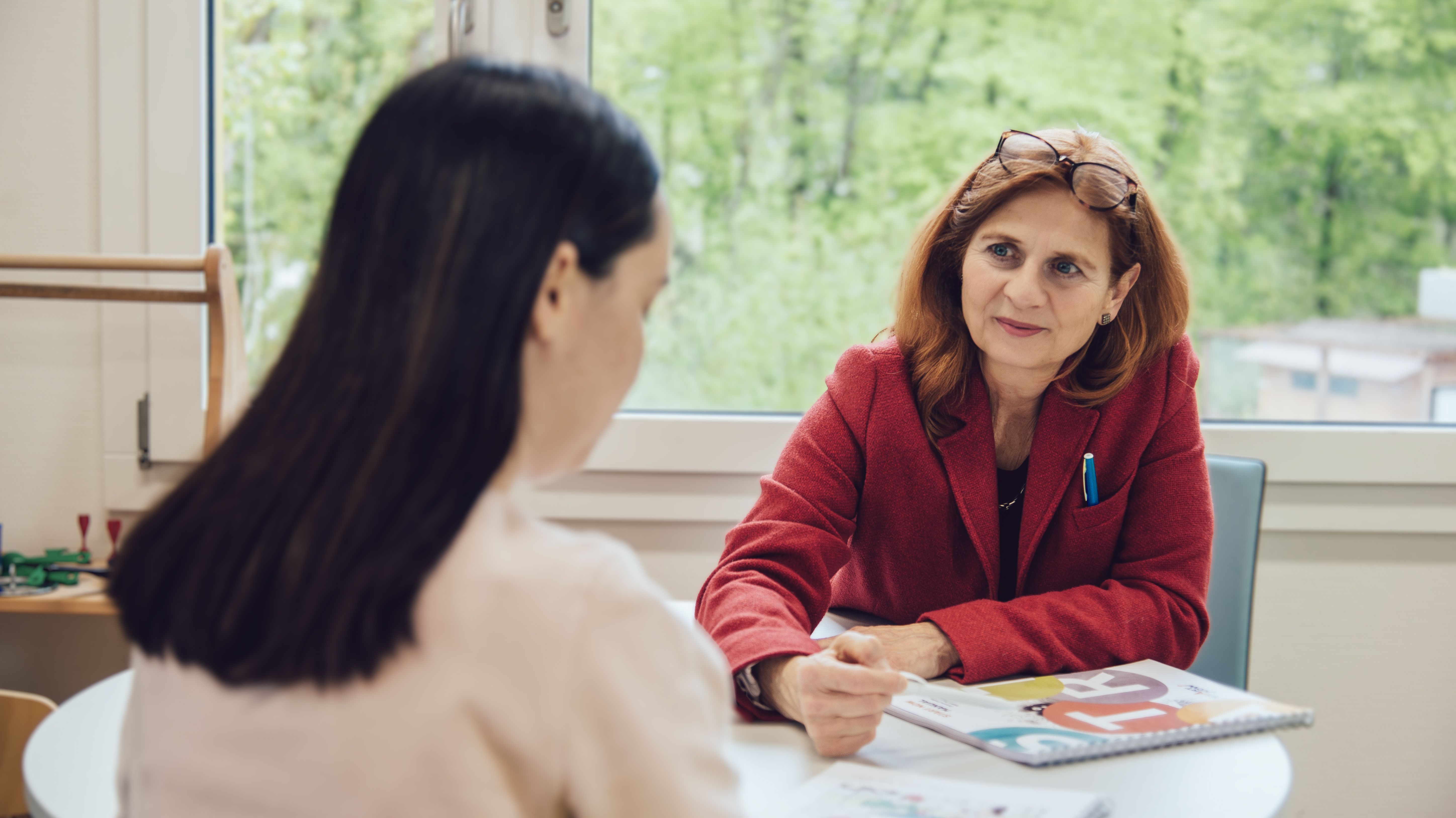 Eine Patientin ist im Gespräch mit einer Therapeutin.