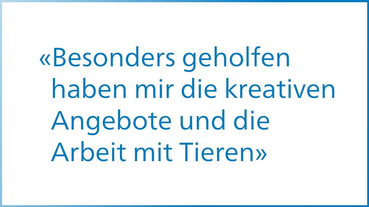 Zitat in blauer Schrift: Besonders geholfen haben mir die kreativen Angebote und die Arbeit mit Tieren..