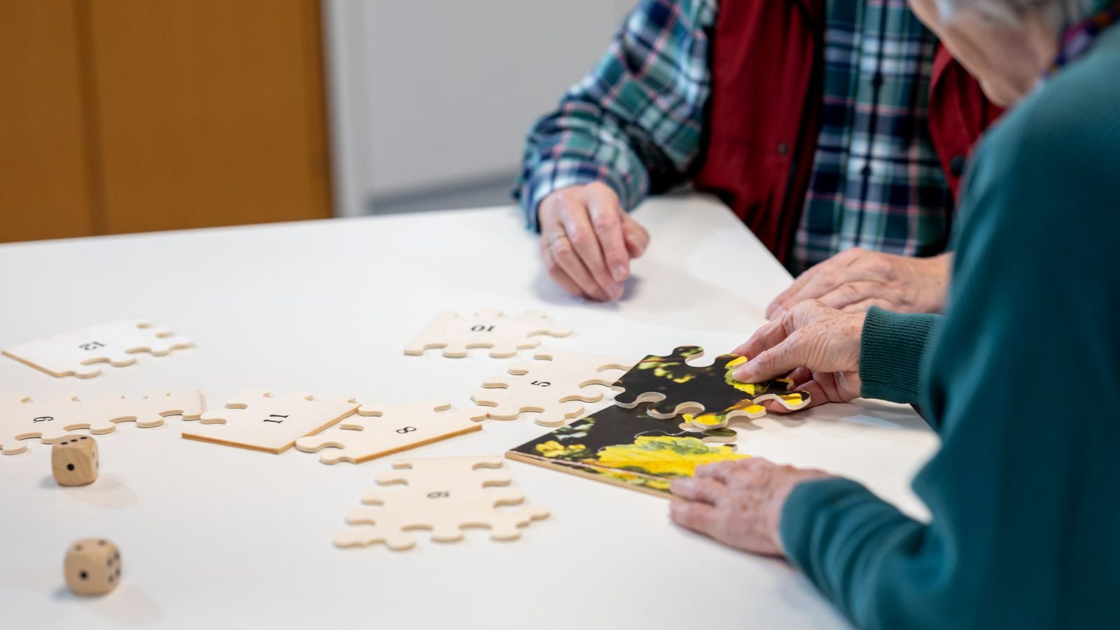 Zwei Patienten lösen gemeinsam ein Puzzle