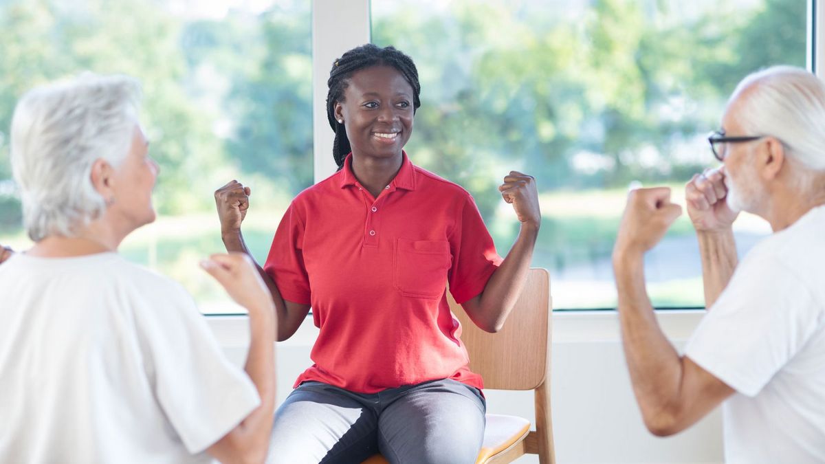 Eine Therapeutin macht Fitnessübungen mit zwei Patienten